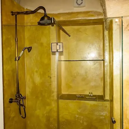 Cavour 30 أوستوني